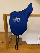 Cobra Dressursattel für Reiter mit langem Bein, 17,5 Zoll und 27,5 Kammerweite  
