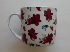 angenehmer Henkelbecher Becher Tasse Kaffee Kakao Tee geblümt Blumen weiß rot