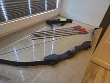 Verkaufe Bogenset Mit Bogen, Pfeilen Und Einer Pfeitsasche