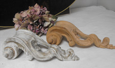 2 Holzornament, Konsole, Verzierung, geschnitzt,  1x roh, 1 x gefaßt 22cm hoch