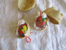 2 bemalte Dekoeier im Bastkörbchen