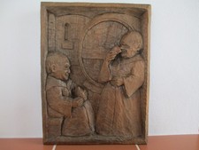 Holzbild geschnitzt trinkende Mönche 38x29cm Top Zustand