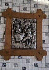 Vintage Wandrelief mit Holzrahmen – Wirtshausszene / Kneipe – 3D Metallbild
