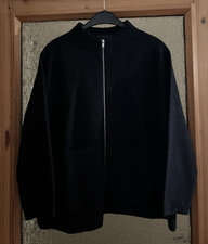 COS Wolljacke mit Reißverschluss und kleinem Stehkragen | Cardigan schwarz Gr. L