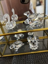 19 Bleikristallfiguren, 2 mit Swarovskiaugen + Setzkasten, 31,5 B, 22,5 H,