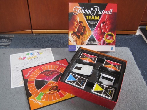 Trivial pursuit team - pursuit,