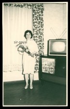 Frau neben Stassfurt Fernseher