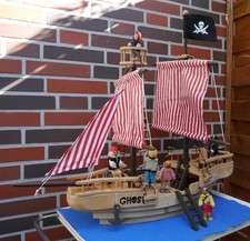 Small Foot großes Piratenschiff aus Holz Spielschiff mit 6 Biegepuppen + Zubehör