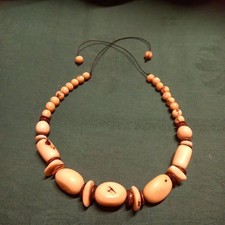 Große Afrika-Kette aus Tagua-Nuss,  Hornperlen und Holzscheiben