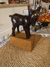 Massive Ziegenbock-Figur aus