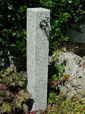 Wasserzapfsäule aus