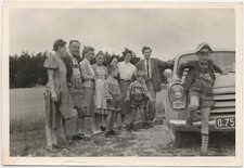 1/1058 FOTO IM AK FORMAT AUTO OLDTIMER PKW LEDERHOSE MÜTZE MIT WERBUNG