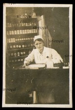 Krankenschwester vor Medizin