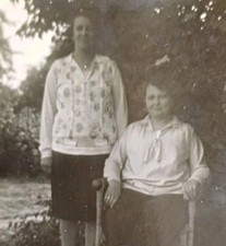 Zwei Frauen in typischer 20er