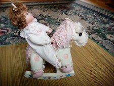 Puppe mit Pony Spieluhr