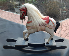 KLEINES SCHAUKELPFERD AUS HOLZ