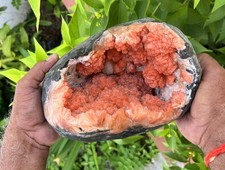 Roter Stilbit-Geode In Calcit