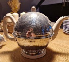 Porzellan-Teeset mit gehämmerter Metalloptik von Thermisol Bauscher-Lizenz