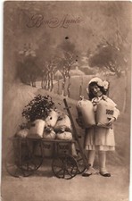 AK Neujahr Glückwunsch, Foto Kind Handwagen Geldsäcke, Kleinformat