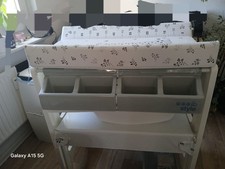 Wickeltisch mit Badewanne und Regalen