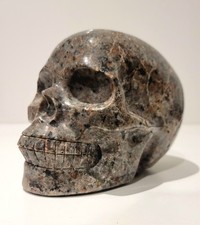 GROßER Yooperlite Schädel Schnitzerei natürlicher Kristall starke UV-Reaktion 2,83 kg, 6,2 Pfund