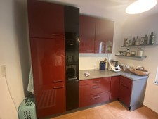 Küche in Bordo-Rot mit