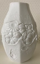 Vase AK Kaiser 0303 M. Frey, Biskuitporzellanvase von AK Kaiser mit Blumenrelief