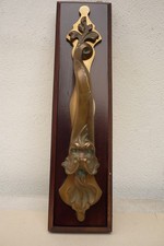 bronze türgriff auf einem Holzbrettt