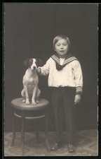 Foto-AK Knabe im Matrosenanzug mit einem kleinen Hund 