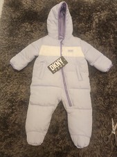 DKNY Schneeanzug Baby 6/9 Neu mit Etikett Designer Baby