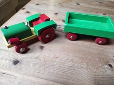 Altes Kinderspielzeug HEROS Holz Traktor mit Anhänger