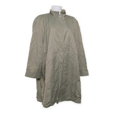 Milo Coats, Regenmantel