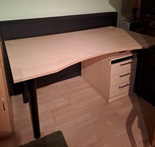 Schreibtisch mit Ahornplatte und Unterschrank