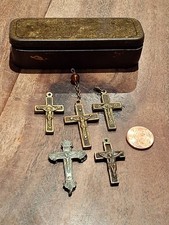 Fünf sehr alte Kreuze in