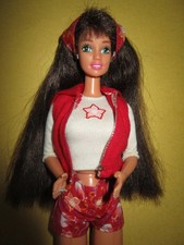 B613) BRÜNETTE BARBIE TERESA MATTEL 4 TEILE KLEIDUNG VOLL BEWEGLICHE KNIEGELENKE