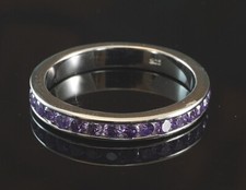 925 Sterlingsilber Ring mit Zirkonia Steine lila ganz umlaufend in Kanalfassung