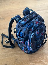 Satch Schulrucksack, Waikiki Blue, dunkelblau mit Hawaii-Blumenmuster