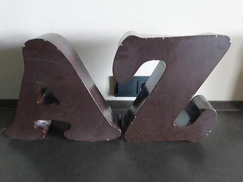 Zwei sehr alte werbebuchstaben - alte,