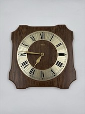 Wanduhr Holzoptik – römische Ziffern, goldfarbenes Zifferblatt, quarzbereit