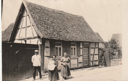 Foto personen vor haus - foto,
