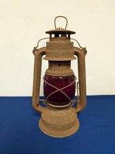 Alte petroliumlampe mit - mit, roten