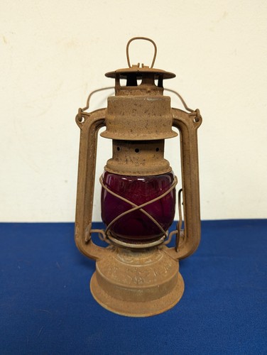 Alte petroliumlampe mit roten - alte,