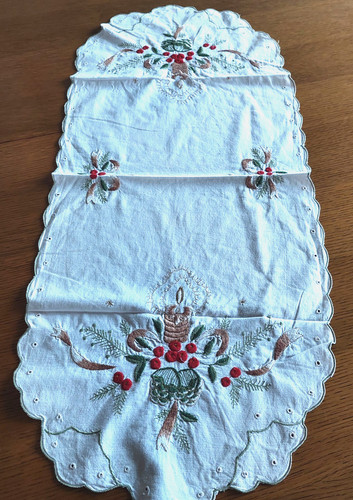 Tischdecke oval bestickt mit - ,