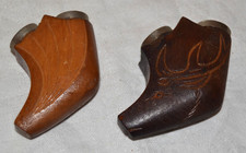 2 alte Stück geschnitztes Doppelrohr-Hinterstück / Doppelkanal-Holzschaft Hirsch