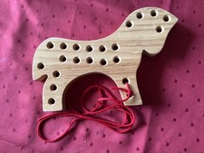 Fädelspiel: Holzpferd zum Fädeln lernen