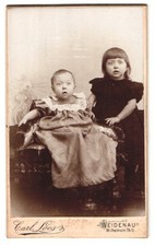 Fotografie Carl Loos, Weidenau, Wilhelmstrasse 79 / 2, Portrait Mädchen im schw 