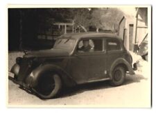 Fotografie 2.WK, Auto Ford Eifel, Soldat der Wehrmacht mit PKW in St. Andre 194 