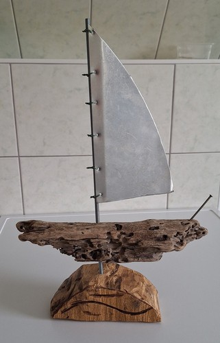 Segelboot mit schwemmholz - segelboot, auf