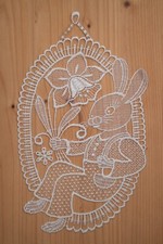 Fensterbild Plauener Spitze Osterhase mit Osterglocke Narzisse Höhe ca. 26.5 cm