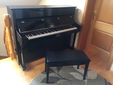 Klavier von Pearl River, schwarz poliert, inkl. Pianobank - NEUWERTIG!